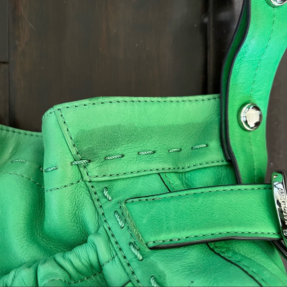 Makowsky Green Leather Shoulder Bag With Magnetic Closure - Picture 5 of 9